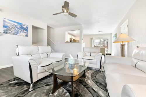 Cheyenne Meadows House | ᨒStylish 4BR | Movie Lounge | 10 min to Ft Carsonᨒ