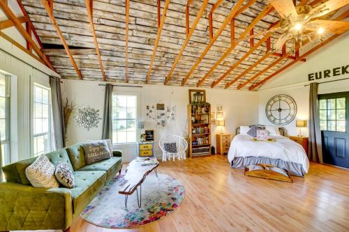 Eureka Springs Apartment | 1 Mi to Downtown Eureka Springs: Studio Retreat