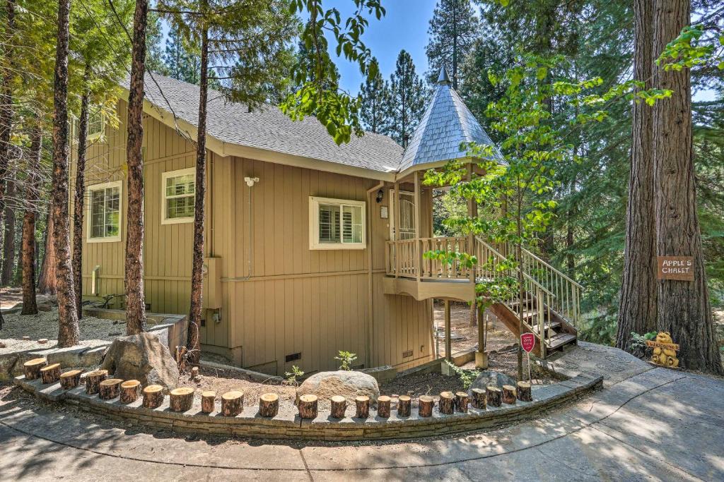 Placerville House | 1 Mi to Jenkinson Lake: ‘Apple’s Chalet’ w/Deck