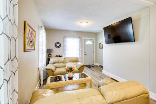 Manhattan House | 1 Mi to K-State Campus: Central Manhattan Home