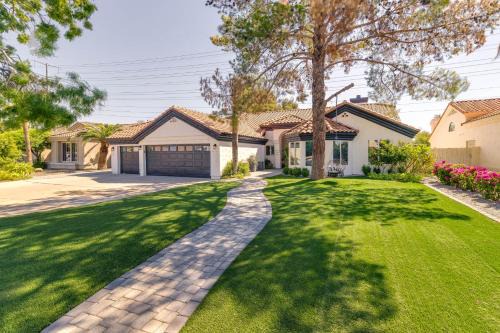 Val Vista Lakes House | 1 Mi to Water Ranch! Family Retreat w/Resort Pool