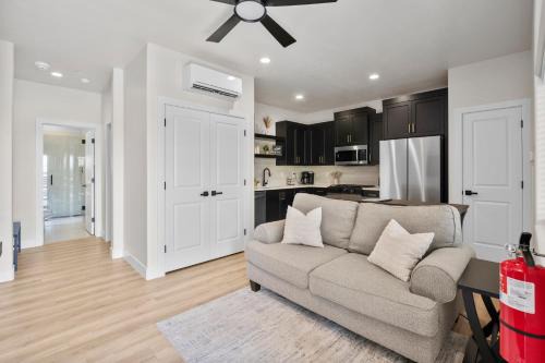 Hurricane Apartment | 1 - Modern Loft Getaway 25 Min to Zion, Walk to Food and Parks