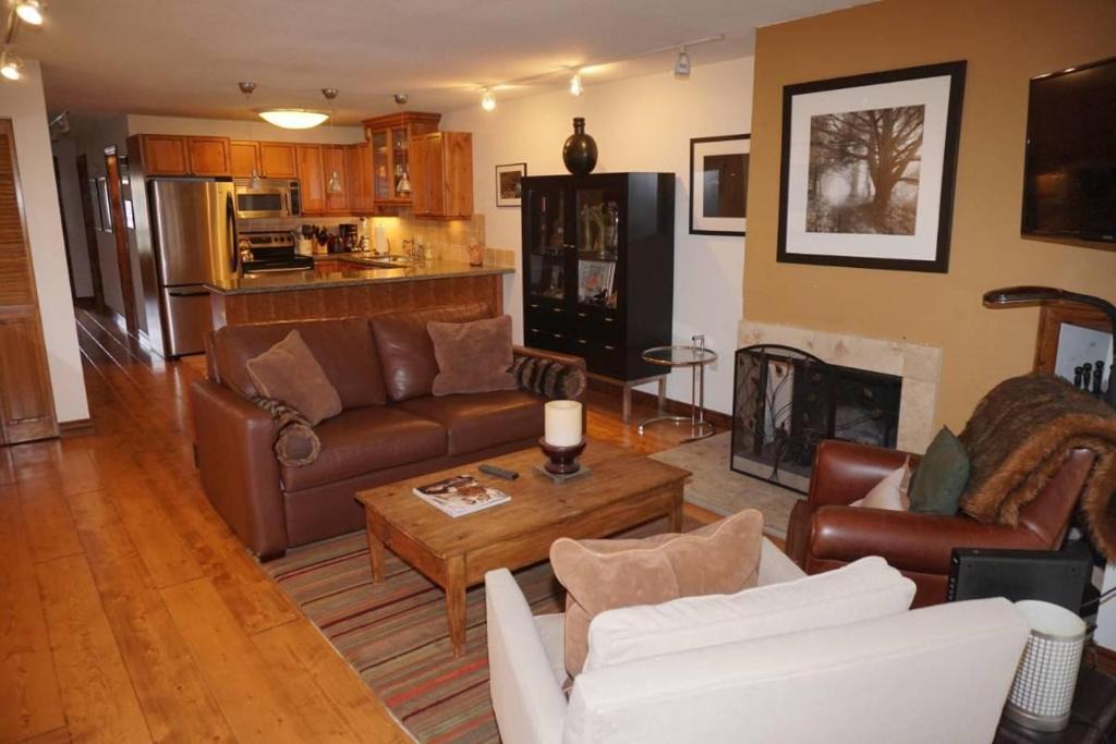 Aspen House | 100 Dean St E #2B