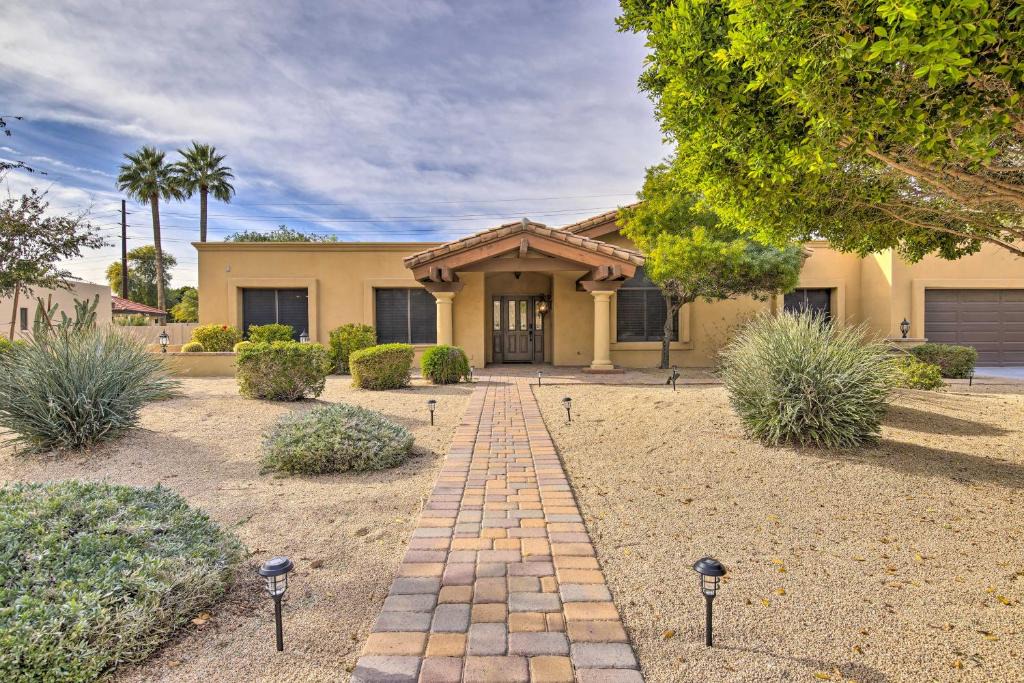 Tempe House | 11 Mi to Phoenix: Group Escape w/Patio & Bar!