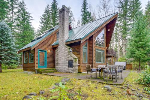 Enumclaw House | 19 Mi to Slopes at Crystal Mtn: Getaway w/Hot Tub