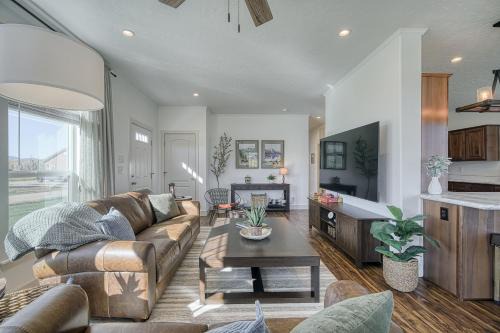 Victor House | 2 BR King Bed Hot Tub AC Near Jackson