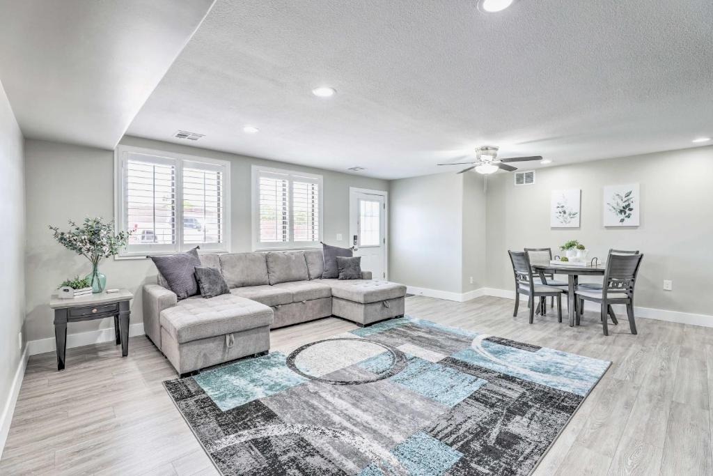 Gilbert Apartment | 2 Mi to Dtwn Gilbert! Snowbird Escape w/Pool