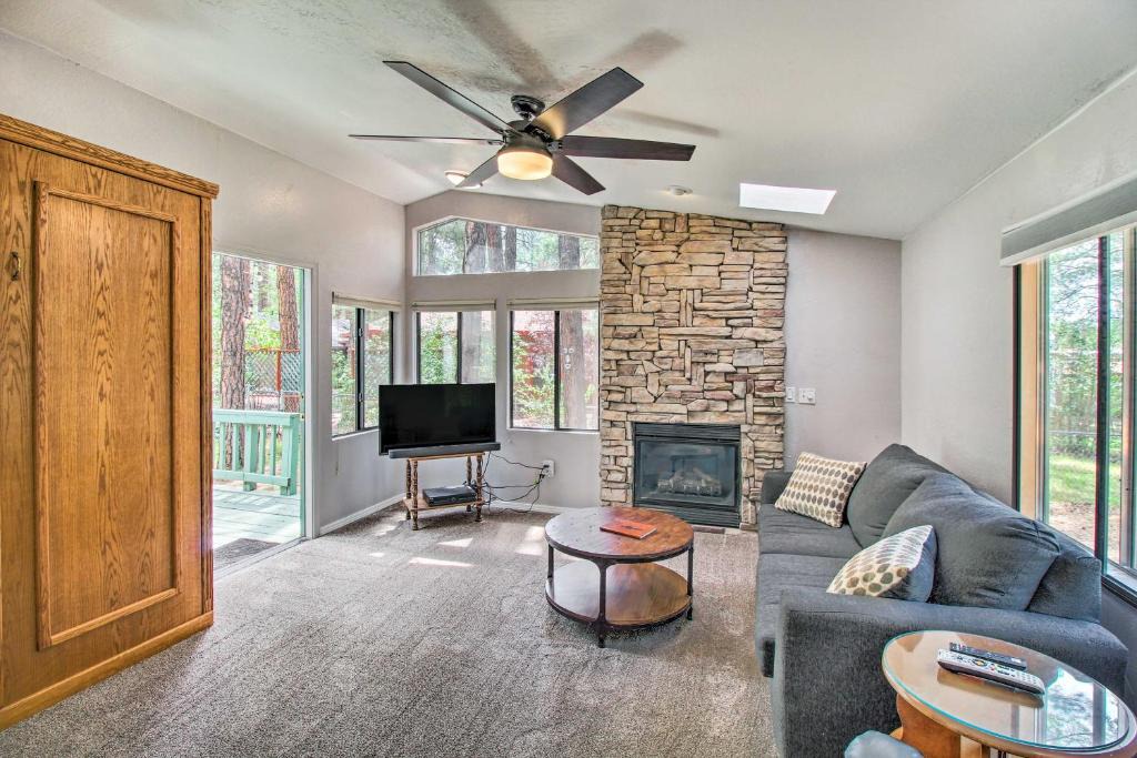 Pinetop-Lakeside House | 2 Mi to Rainbow Lake: Woodsy Retreat w/Deck!