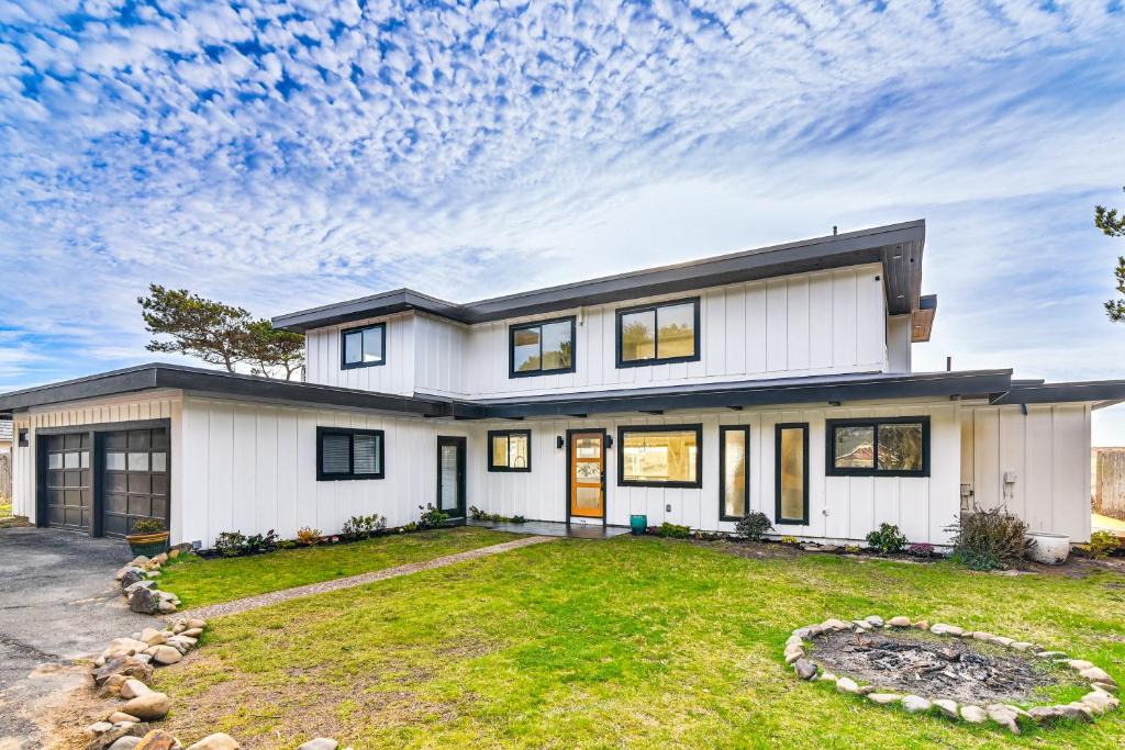 Warrenton House | 3-Acre Oceanfront Home: Game Room & Fire Pit!