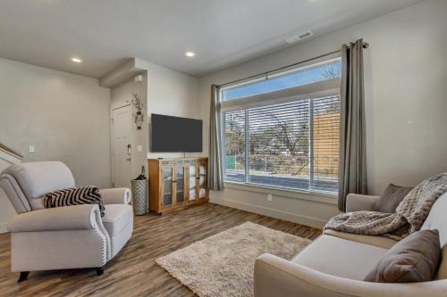 Layton House | 3 Bed 2 Bath King Beds with Smoker Grill