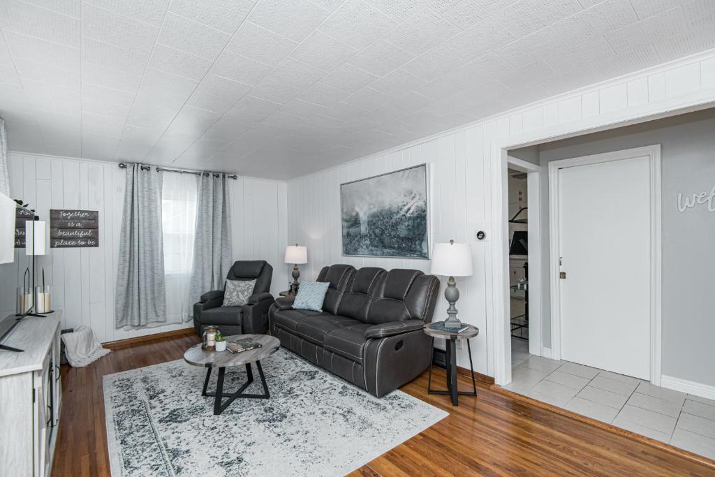 East Side Pioneers Apartment | 3 Bedroom Show stopper 4 minutes to Mayo Clinic