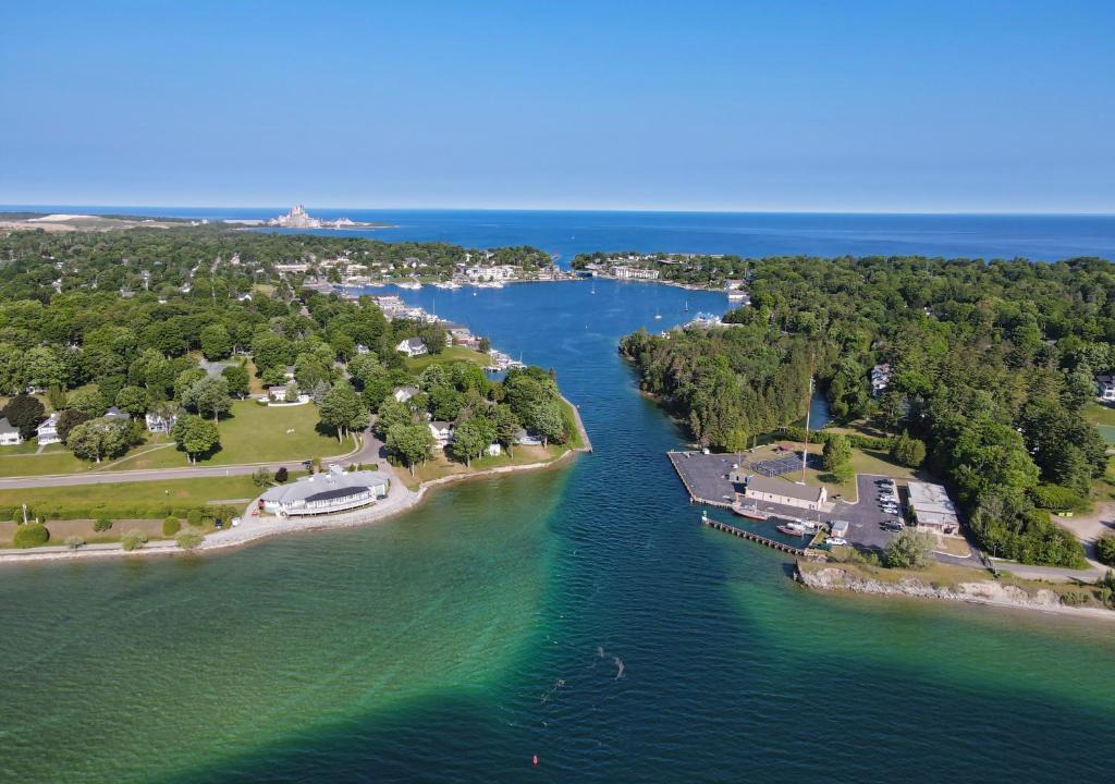 Charlevoix House | 344 Edgewater Inn