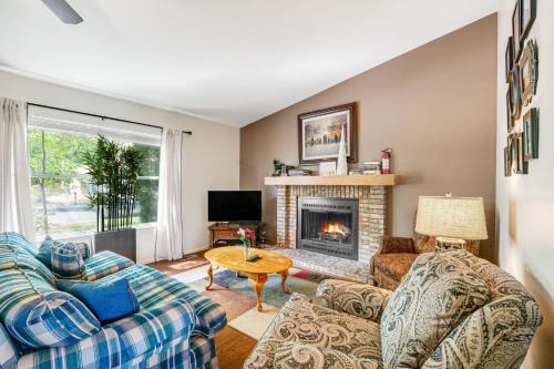 Southwest Colorado Springs House | 3BD Cheyenne Mountain Home w Hot Tub & Grill