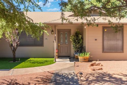 Payson House | 3BR Cozy Retreat Firepit Hot Tub BBQ & Patio
