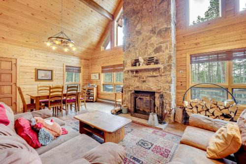 Allenspark House | 4 Mi to RMNP: Allenspark Cabin w/Wraparound Deck!