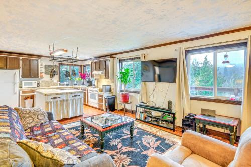 Sandy Apartment | 4 Mi to Sandy, Oregon: Studio w/Mtn View