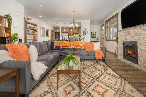Fraser Apartment | 448 Cranmer Unit 103