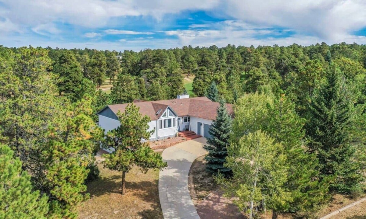 Woodmoor House | 4BD Woodland Lodge Lg Deck, Backyard, & Pool Table