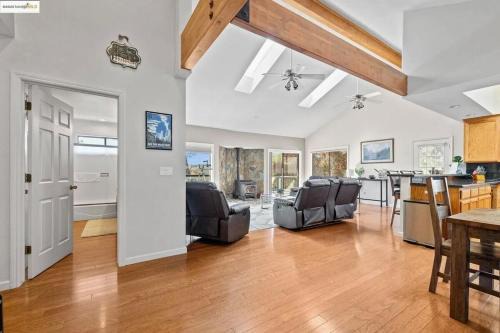 Groveland Ski Chalet | 5 Bdr Yosemite Peaks Pool Table, Vaulted Ceilings