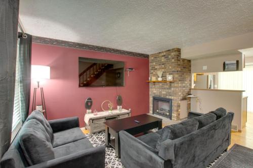 Quad Cities House | 5 Mi to Downtown Davenport! Townhome w/Patio