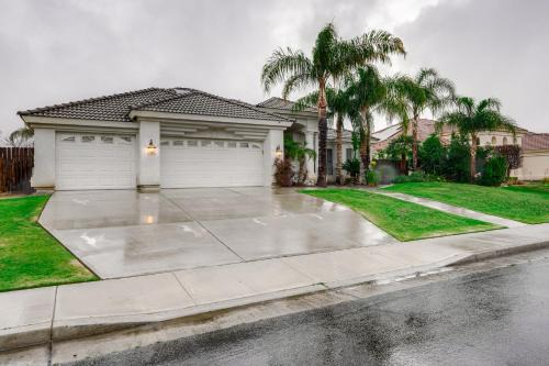 Greenacres House | 5 Mi to the Marketplace: Roomy Bakersfield Retreat
