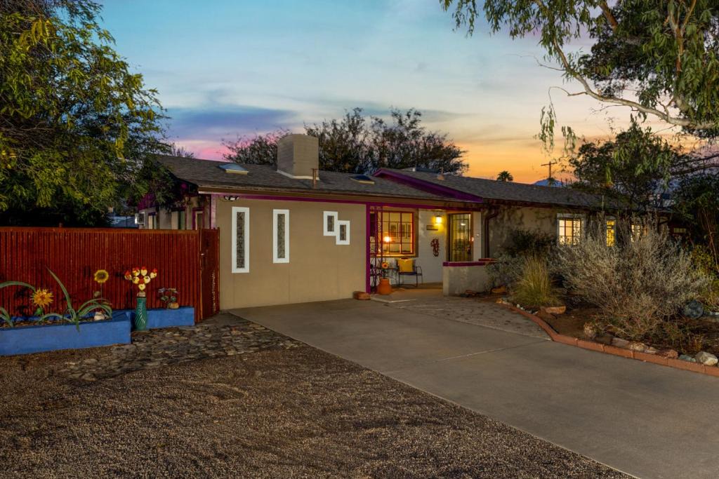 Tucson House | 5 Min to TMC, 3 BR 2 BA, Yard and Grill, Central