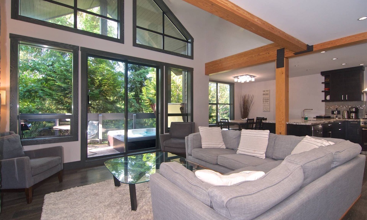 Whistler Village House | 5 STAR ACCOMMODATIONS! LUXURY STAY WITH MEDIA ROOM + PRIVATE HOT TUB.