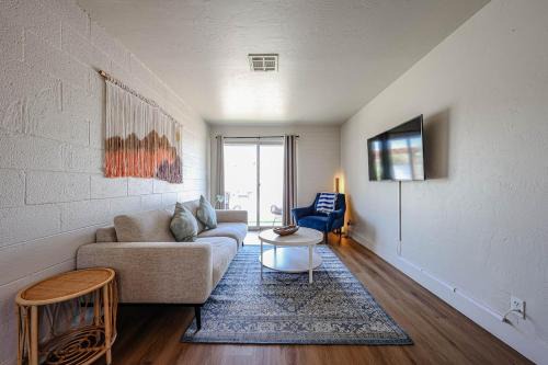 Chesterfield Place Apartment | #5 Sunny Midtown Skyline Cool Comfy Affordable