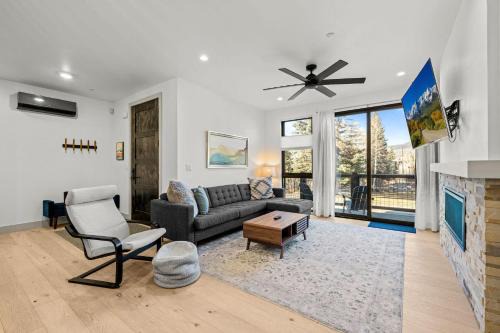Silverthorne House | 50 East 6th Ave A3