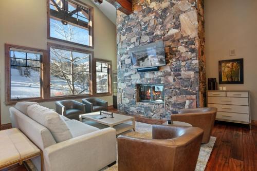 Empire Pass Apartment | 504 - Five Bedroom Penthouse Grand Lodge condo