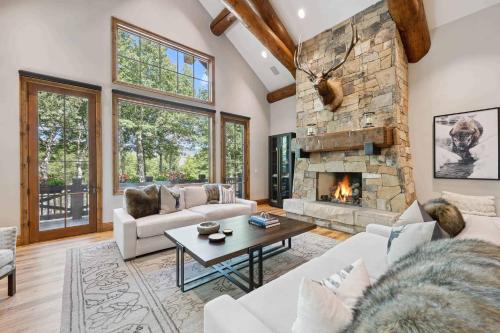 Avon House | 536 Elkhorn Luxury Home by East West Hospitality