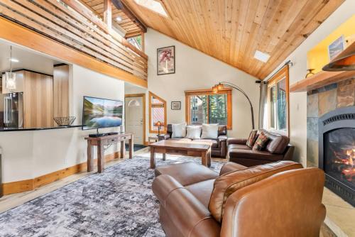 Warrior's Mark West House | 5BR Ski in Out Mountain Getaway with Hot Tub and Views