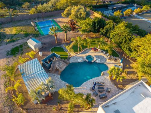 Pinnacle Peak House | 5BR Spacious Luxury Retreat Pool Views Games