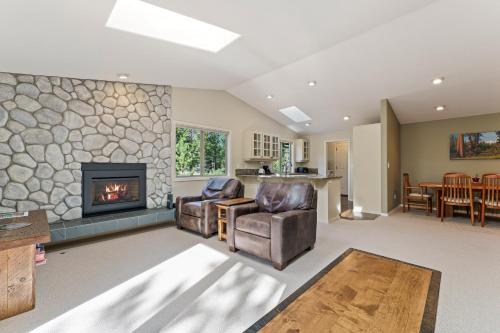 Deer Park House | 6 Dutchman Home