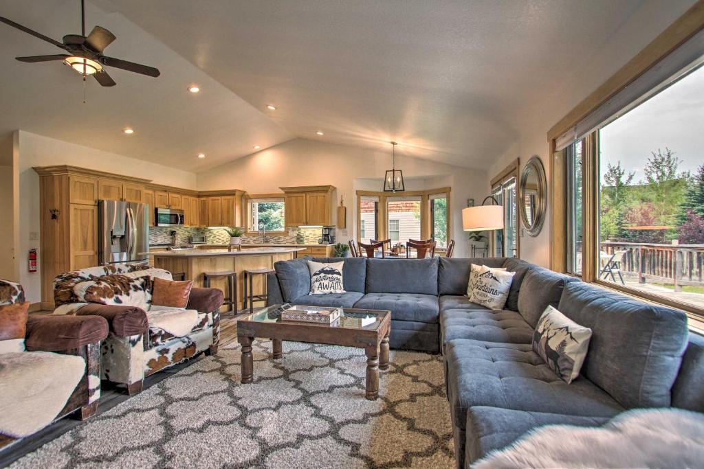 Big Sky House | 6 Mi to Big Sky Resort! Group Retreat w/Mtn Views