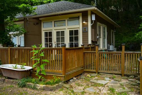 Eureka Springs Historic District House | 66 Center - Studio