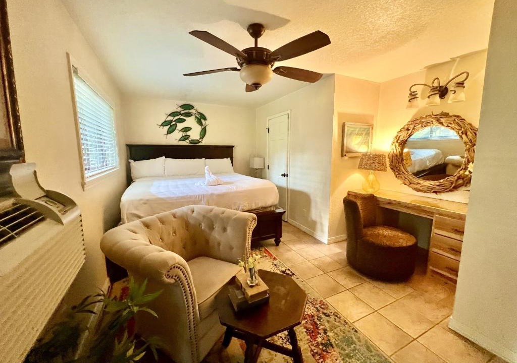 Mount Ida Hotel | A2 - Poolside King Cabana with full kitchen, king bed, sleeper sofa and pool access