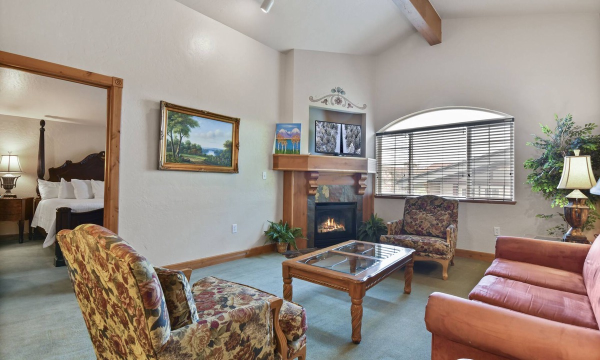 Midway Villa | Adventure Hub~Backcountry Ski|Snowmobile|Scuba Diving Villa 3022-2