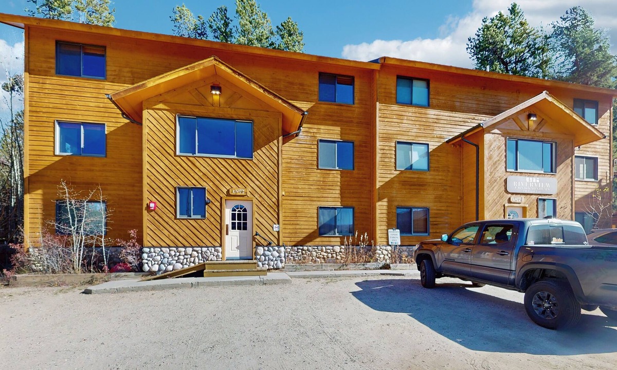 Grand Lake Condo | Airy & bright retreat w/private balcony, great location, & gas fireplace