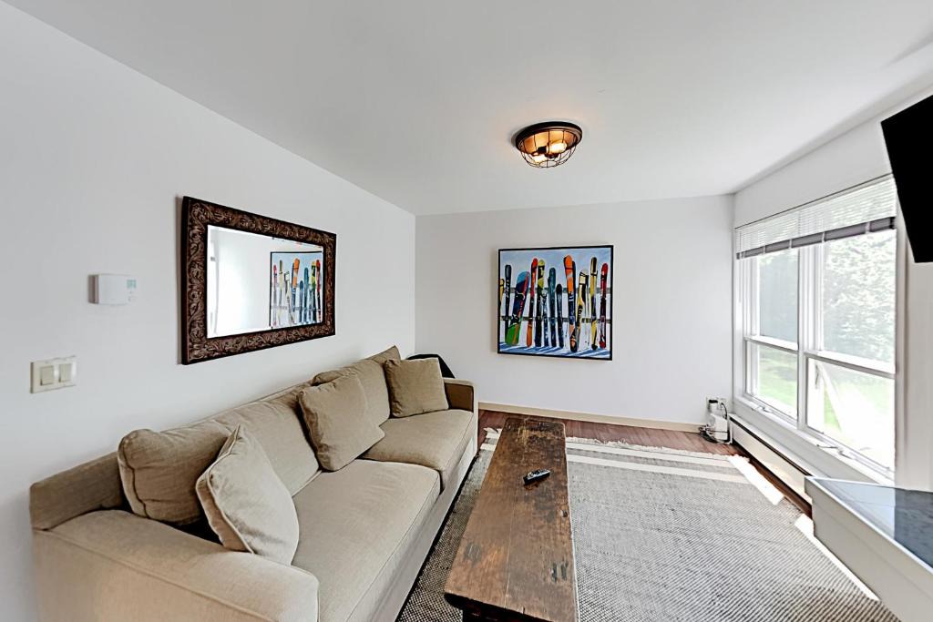 Edwards Apartment | Alpine Escape