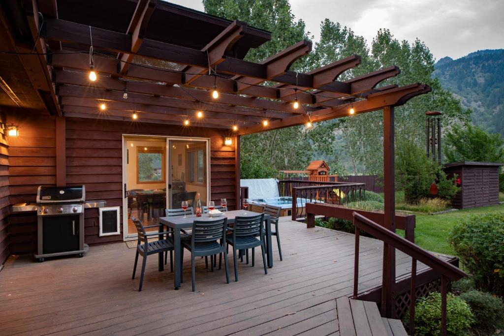Alpine House | Alpine Highmark by KABINO Hot Tub Fire Pit Fully Fenced Backyard WiFi