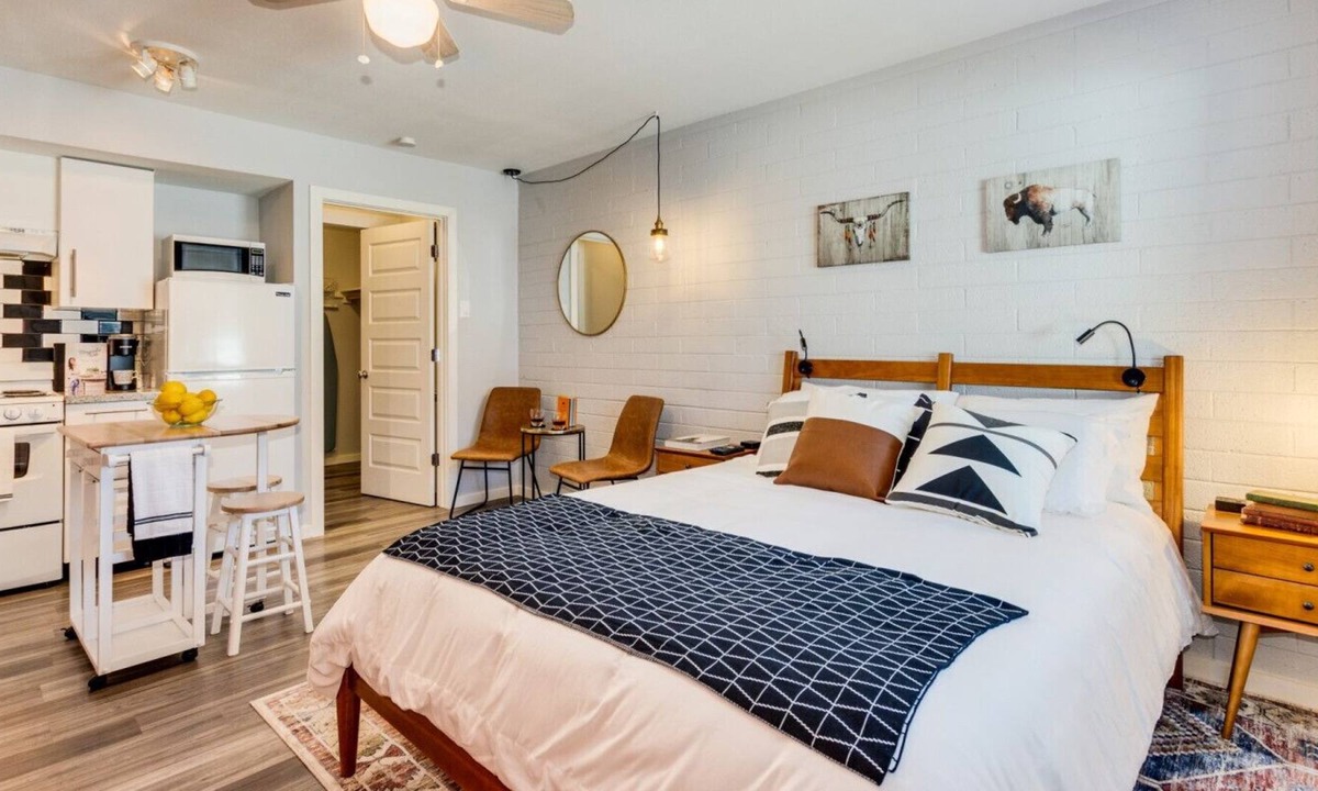 Sunset House | Antelope · Cozy Studio in Tempe near ASU · Bluu Door