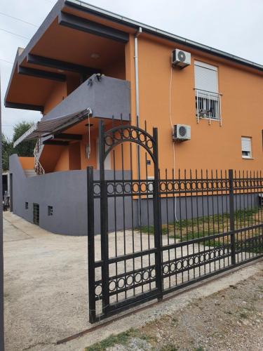 Burtaisi House | Apartmen Kuca za odmor i familiju