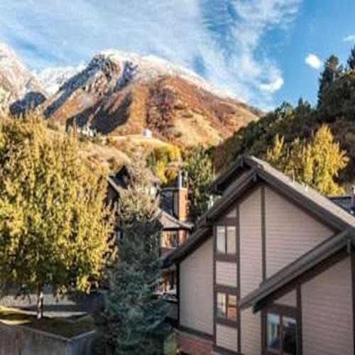 Cottonwood Heights House | Apex Exquisite Apartments - 420 N Main St