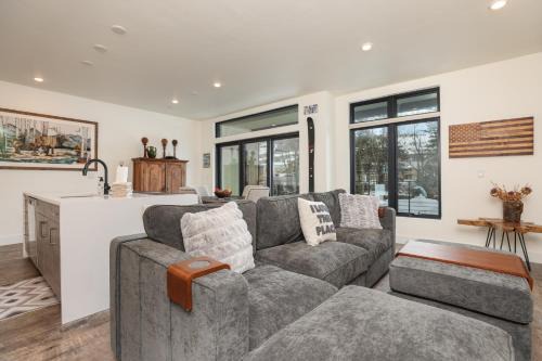 Silverthorne Apartment | Après Shores Riverfront: Upscale Downtown Retreat