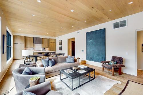 Jackson Apartment | Arts District West 202