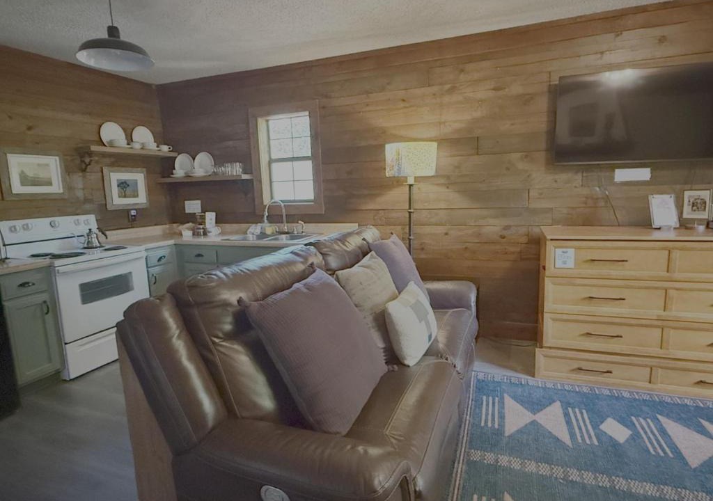 Eureka Springs House | Authentic Log Cabin with Full Kitchen, Fireplace a