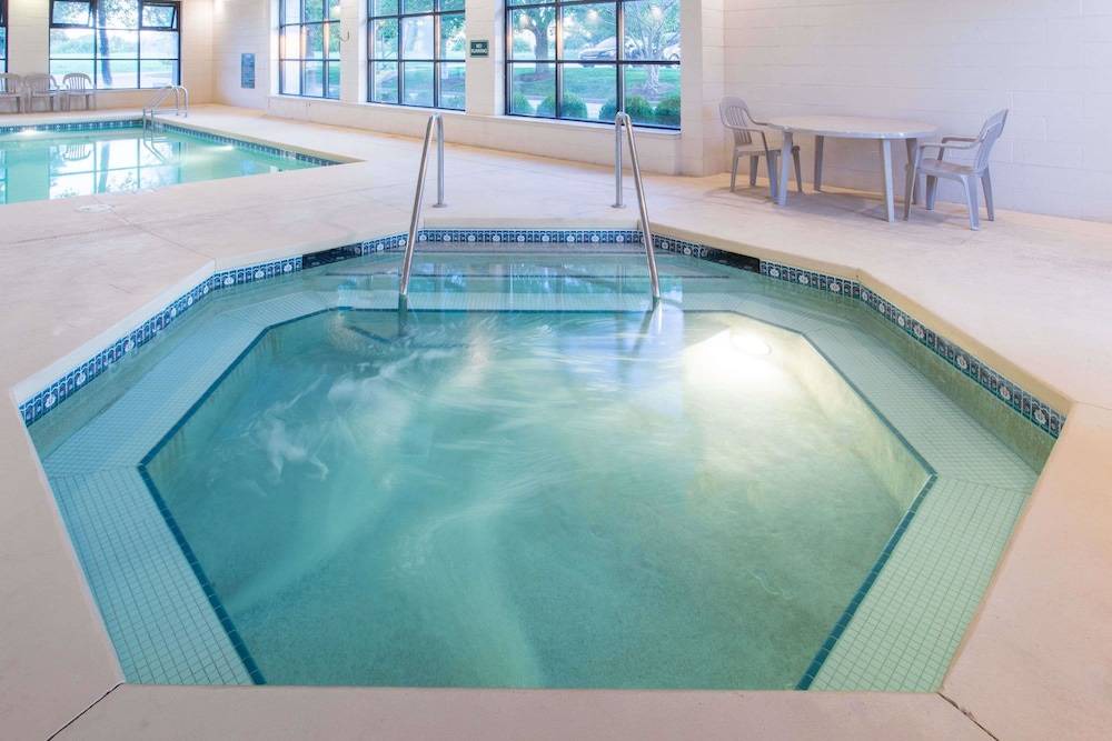 Quad Cities Hotel | Baymont by Wyndham Davenport