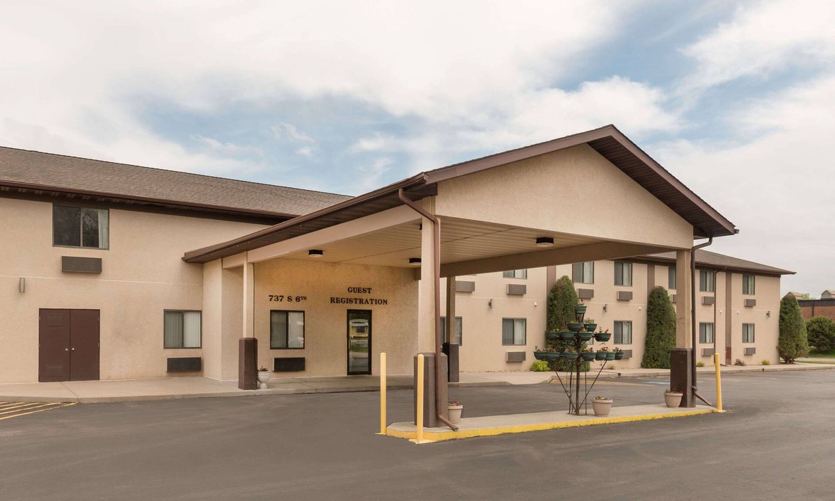 Hot Springs Hotel | Baymont by Wyndham Hot Springs
