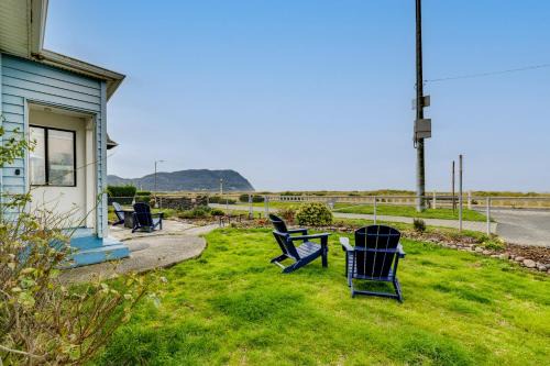 Seaside House | Beachfront Cottage on Seaside Promenade w/Hot Tub